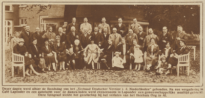 871484 Groepsportret van de leden van het 'Verband Deutsche Vereine in die Niederländen' bij het theehuis Oog in Al, ...